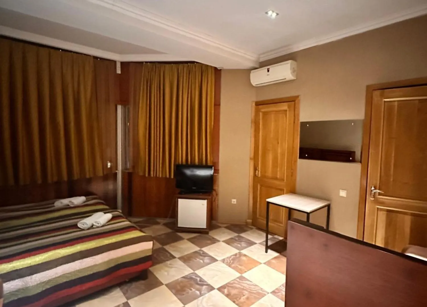 Iceberg Hotel  Tbilisi